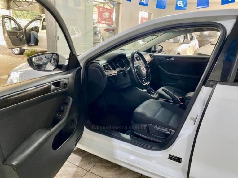 VOLKSWAGEN - JETTA - 2015/2015 - Branca - R$ 60.899,00
