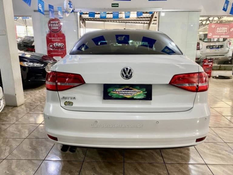 VOLKSWAGEN - JETTA - 2015/2015 - Branca - R$ 60.899,00