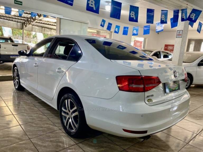 VOLKSWAGEN - JETTA - 2015/2015 - Branca - R$ 60.899,00