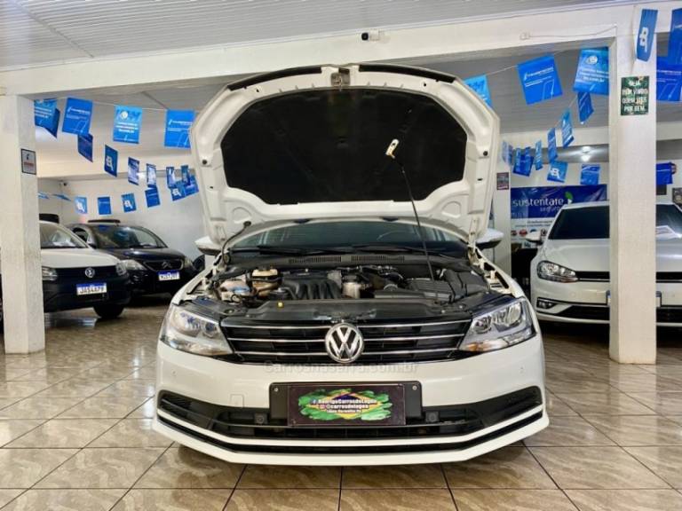 VOLKSWAGEN - JETTA - 2015/2015 - Branca - R$ 60.899,00