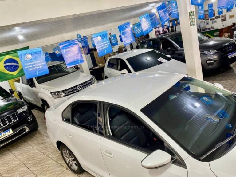 VOLKSWAGEN - JETTA - 2015/2015 - Branca - R$ 60.899,00